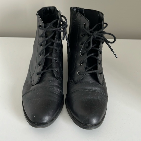 Le Chateau lace up ankle boots - Picture 1 of 4